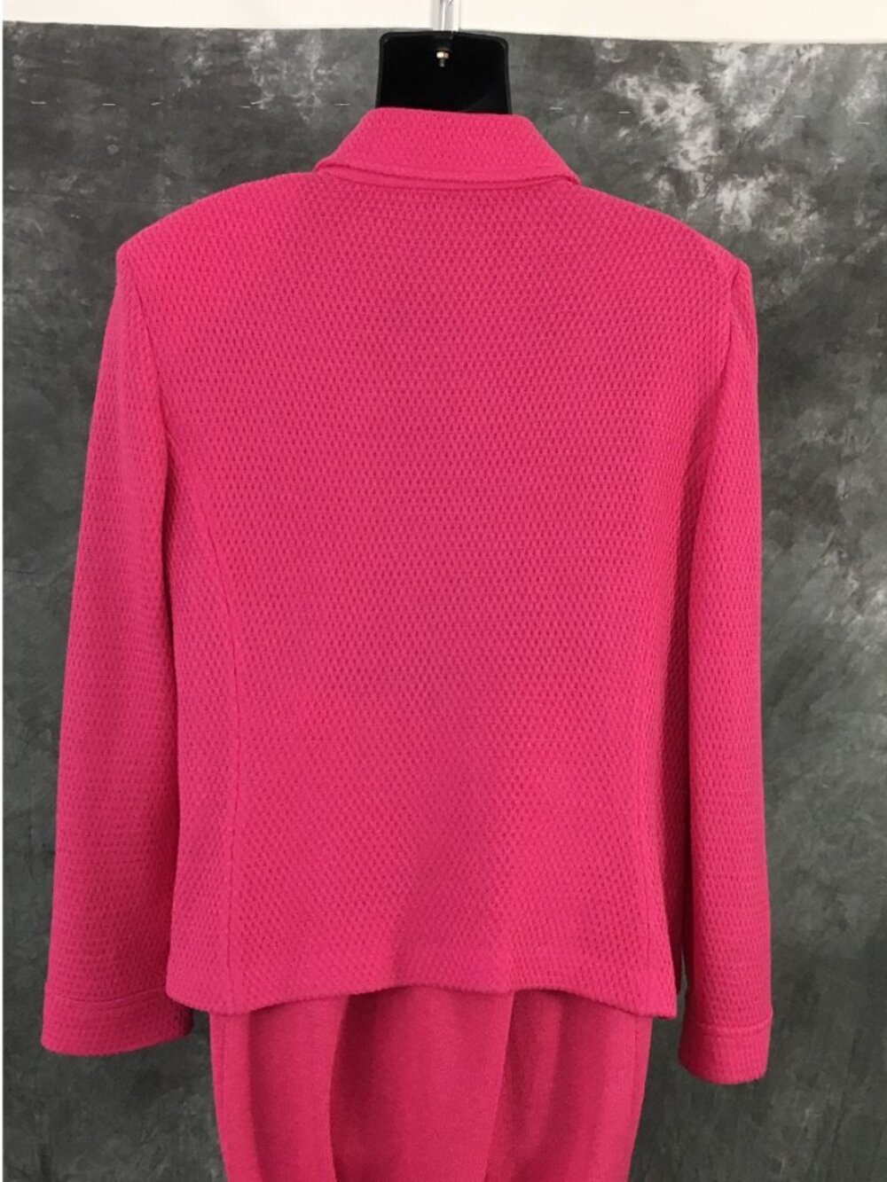 BEAUTIFUL St John collection knit pink jacket skirt suit size 12 - Picture 8 of 10